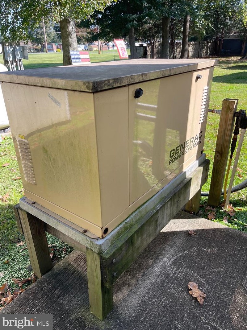 80 Mobile Dr, Pennsville NJ 08070-1039 exterior