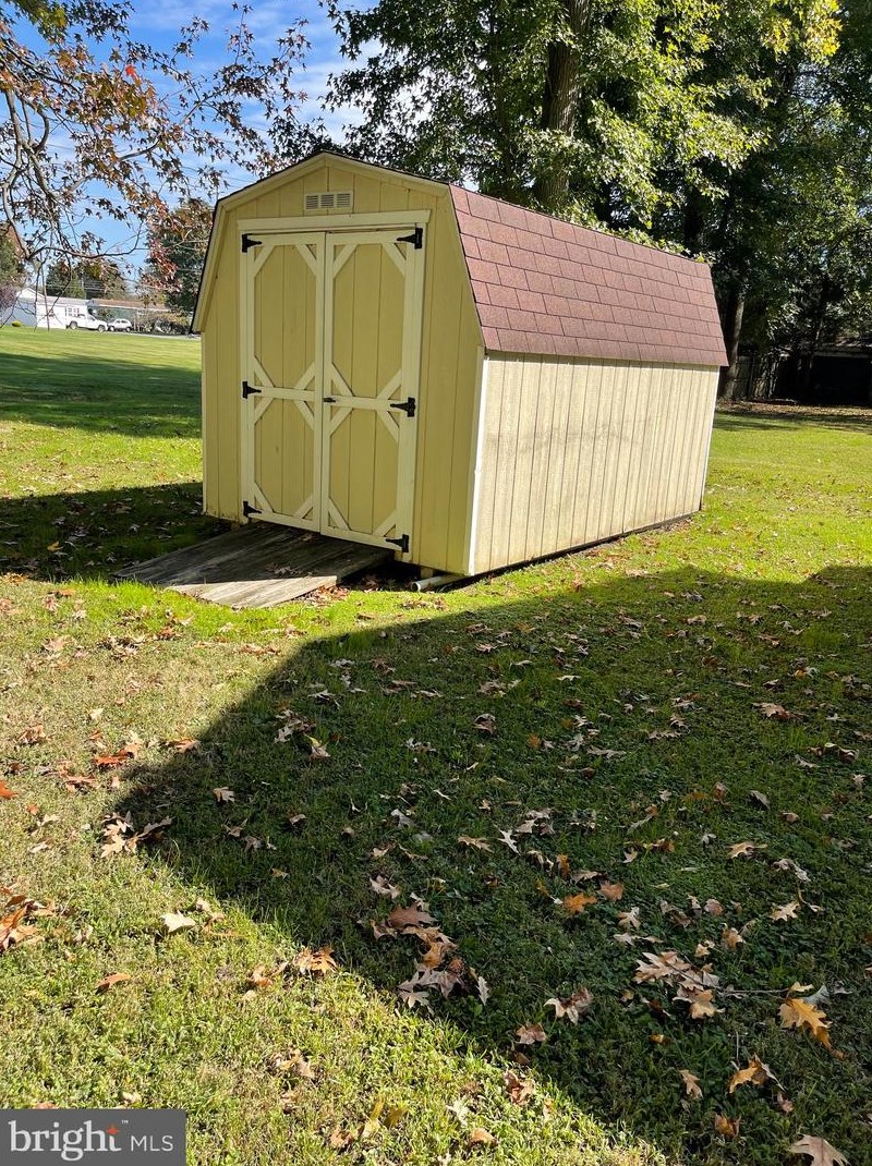 80 Mobile Dr, Pennsville NJ 08070-1039 exterior