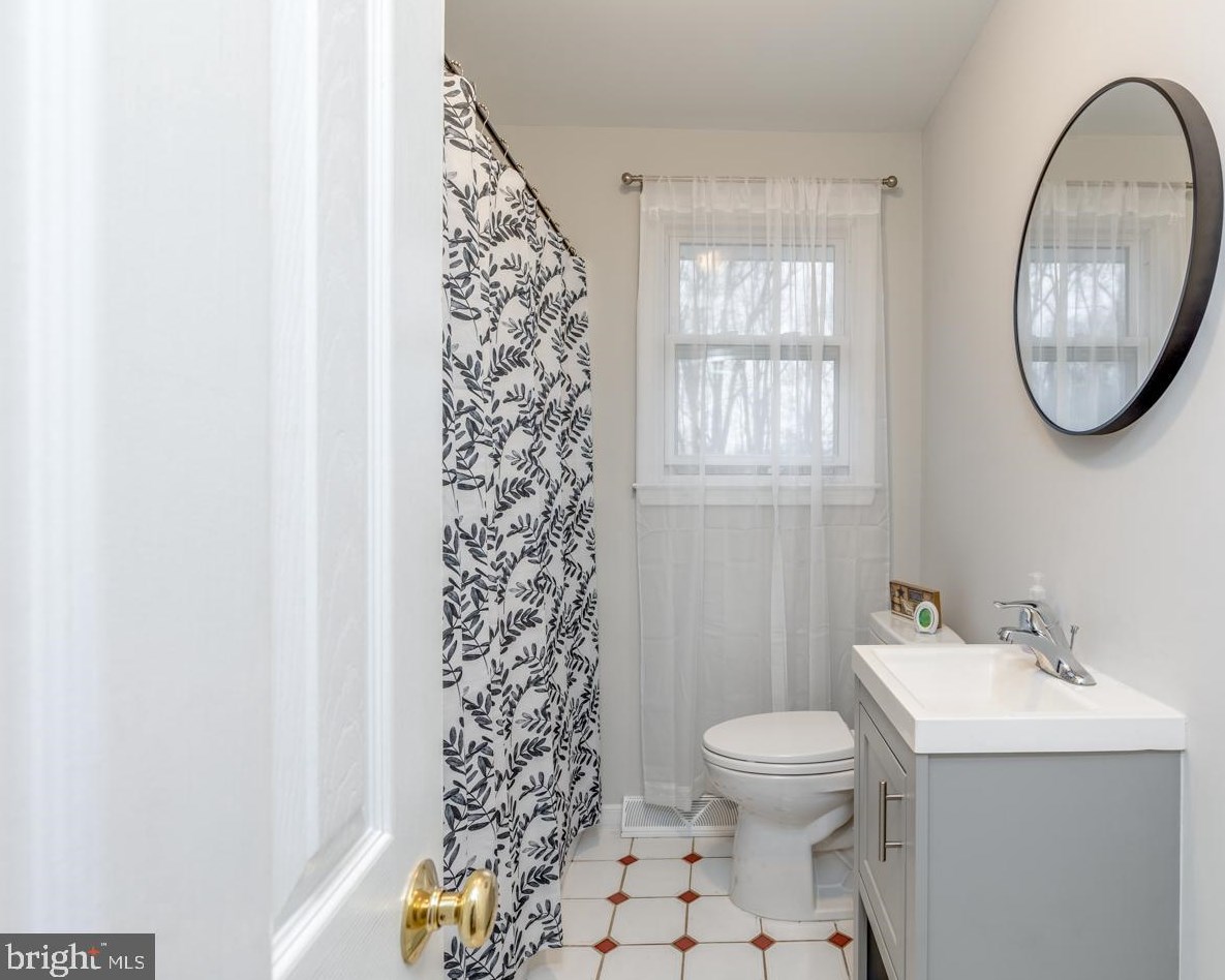 15 Commissioners Pike, Pilesgrove NJ 08098-2033 exterior