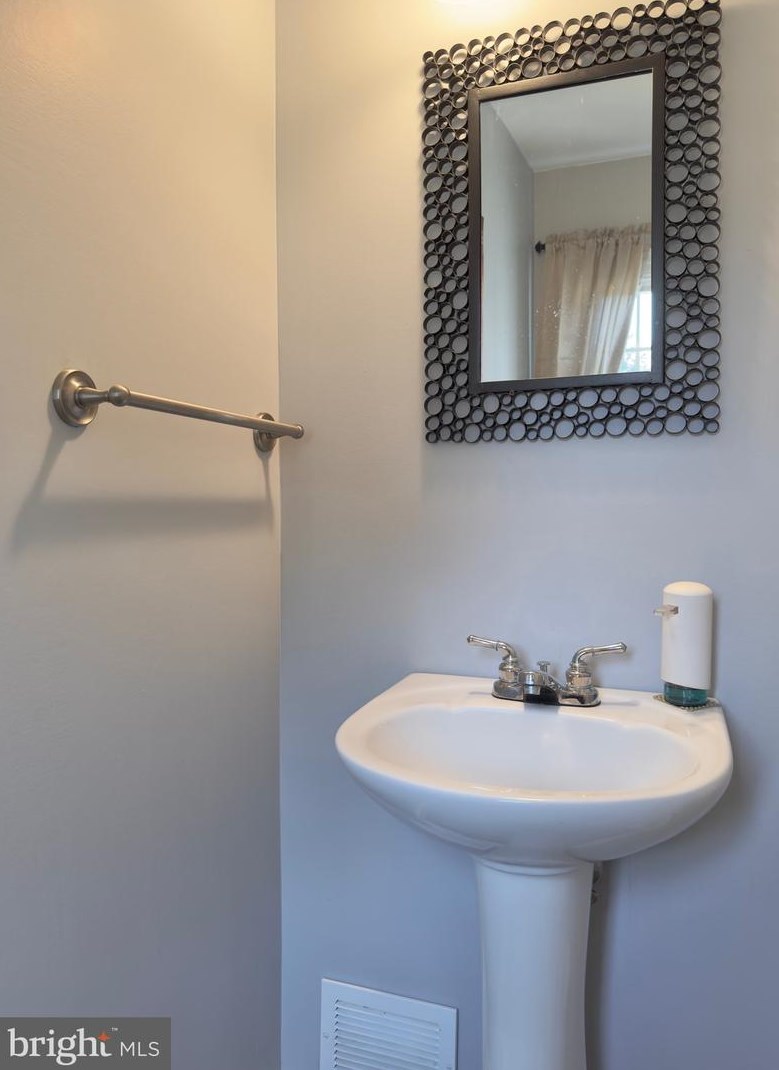 31 Fenwick Dr, Carneys Point Township NJ  08069-2546 exterior