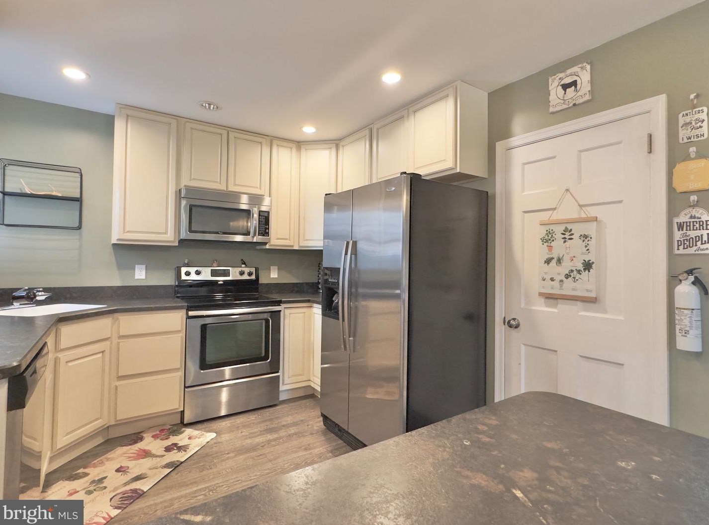 31 Fenwick Dr, Carneys Point Township NJ  08069-2546 exterior