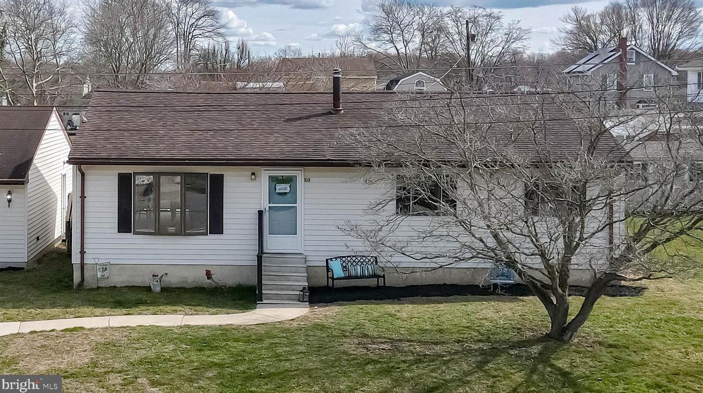 20 University Dr, Pennsville, NJ 08070