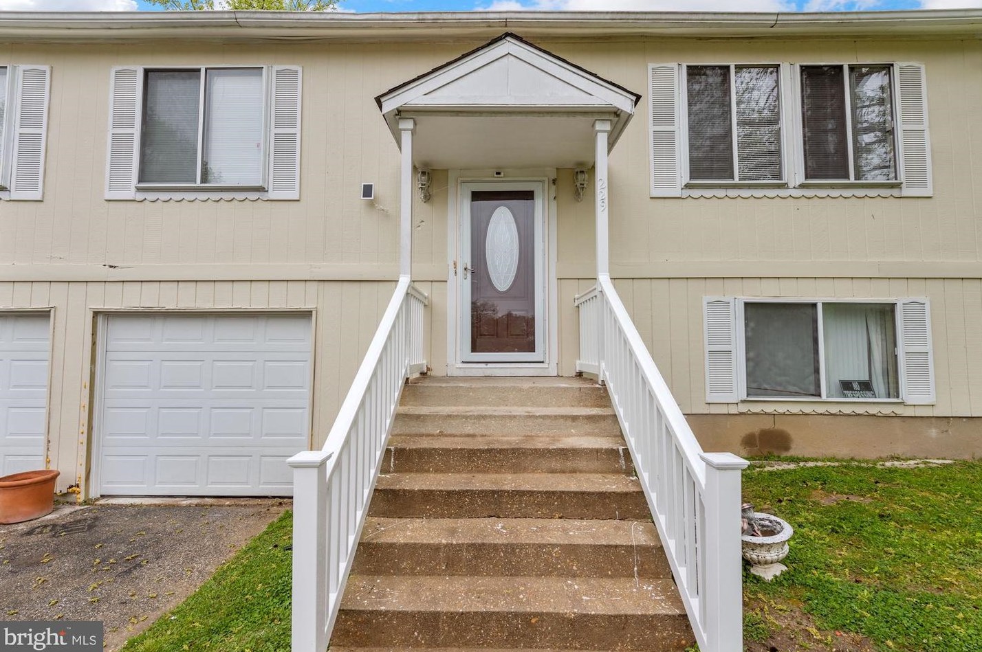 229 Wintergreen Ln, Carneys Point Township, NJ 08069-2226
