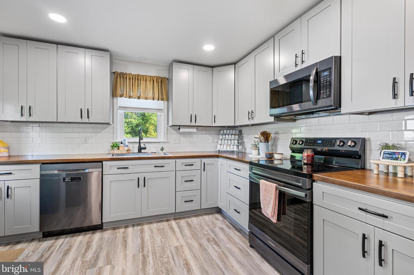 75 Heron Ave, Pennsville NJ 08070-1308 exterior