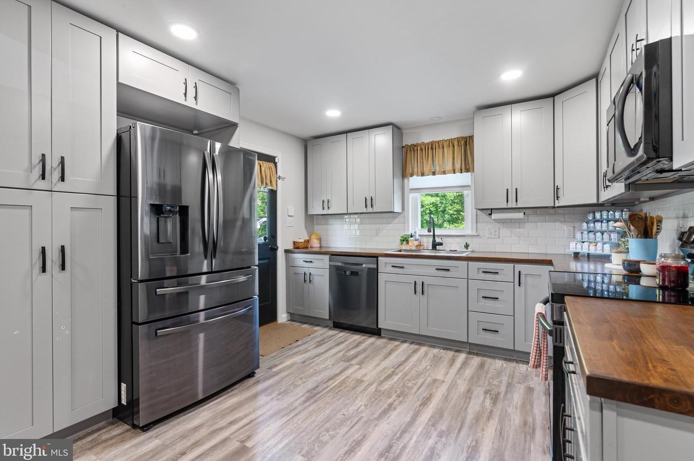 75 Heron Ave, Pennsville NJ 08070-1308 exterior