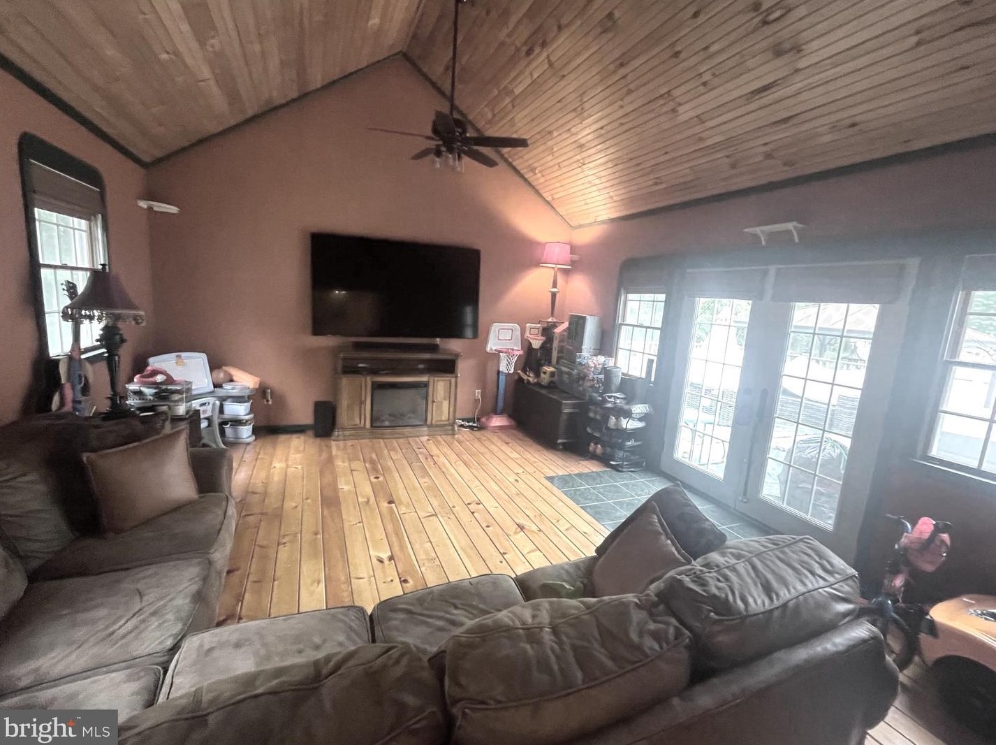 330 Pittsfield St, Pennsville NJ 08070-1924 exterior