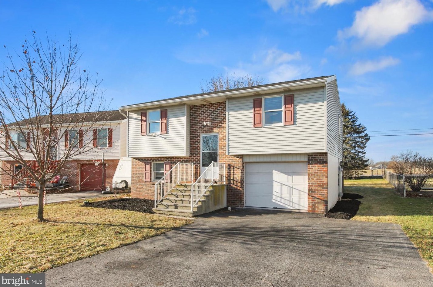 27 Antler Ln, New Oxford, PA 17350
