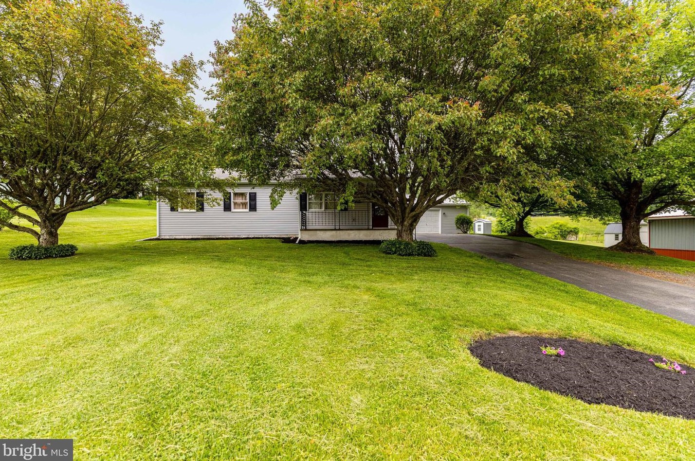 226 Bendersville Wenksvill Rd, Center Mills, PA 17304-9412