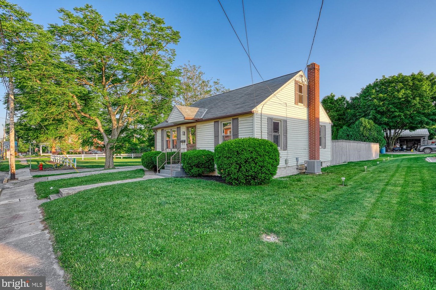 215 Hanover St, New Oxford, PA 17350-1623