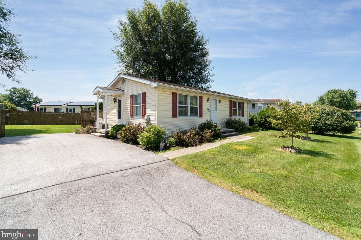 30 Spruce Ln, New Oxford, PA 17350-9320