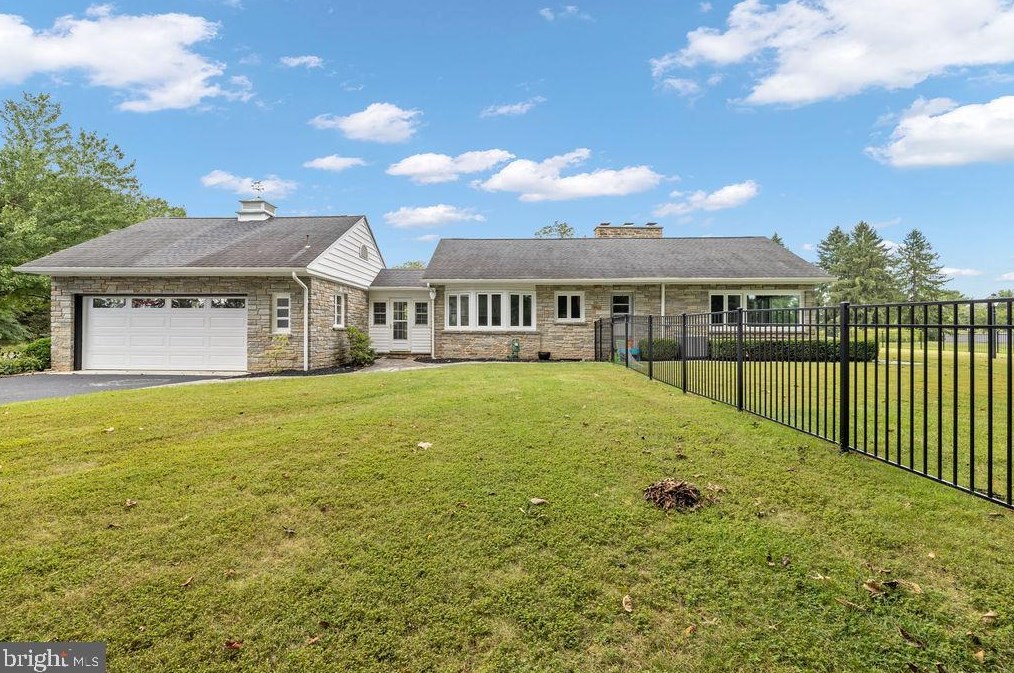120 Country Club Ln, Gettysburg, PA 17325-8484
