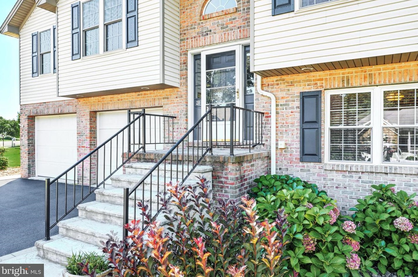 20 Chinkapin Dr, New Oxford, PA 17350-9348