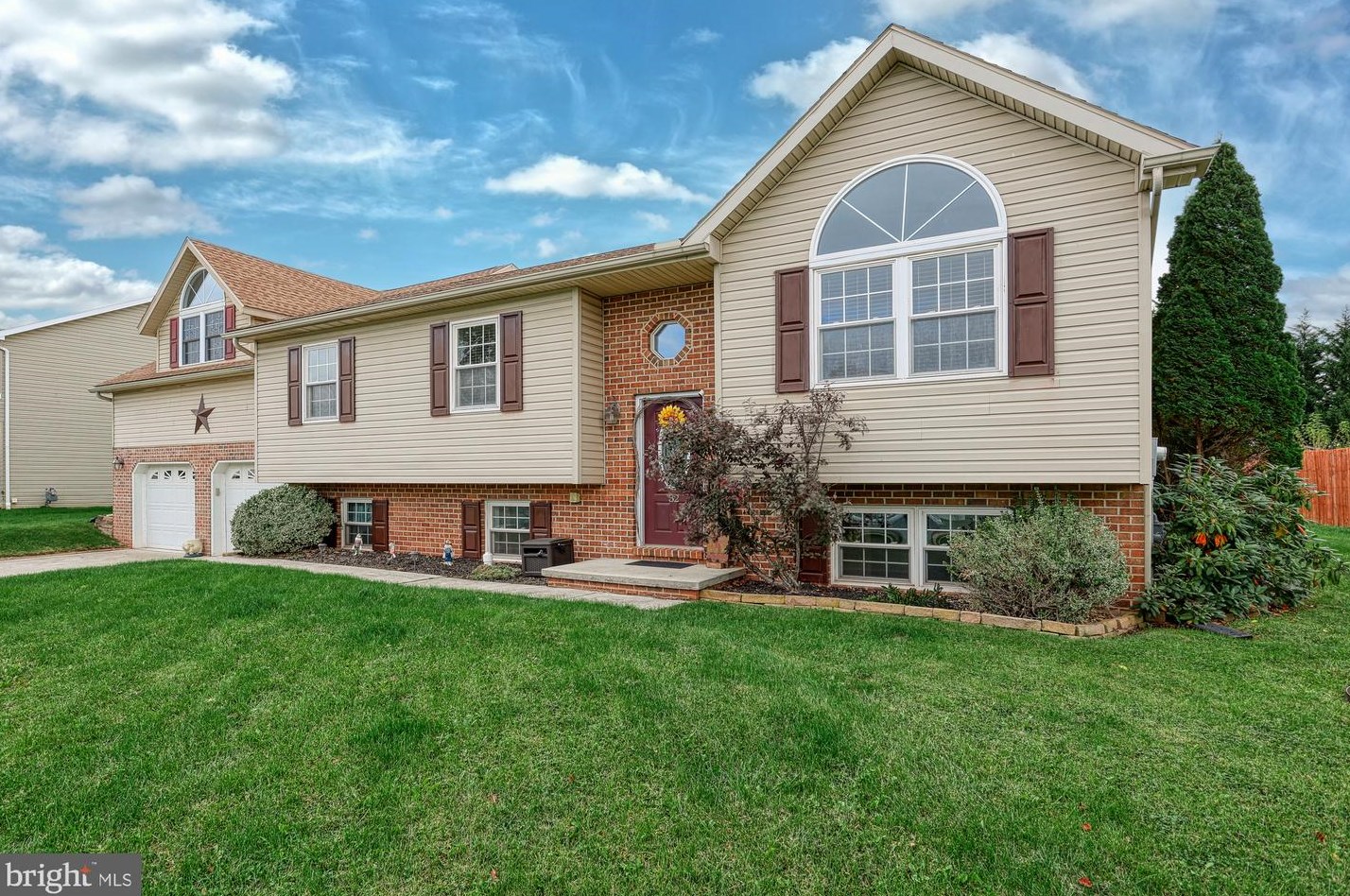32 Trumpeter Way, New Oxford, PA 17350-8842