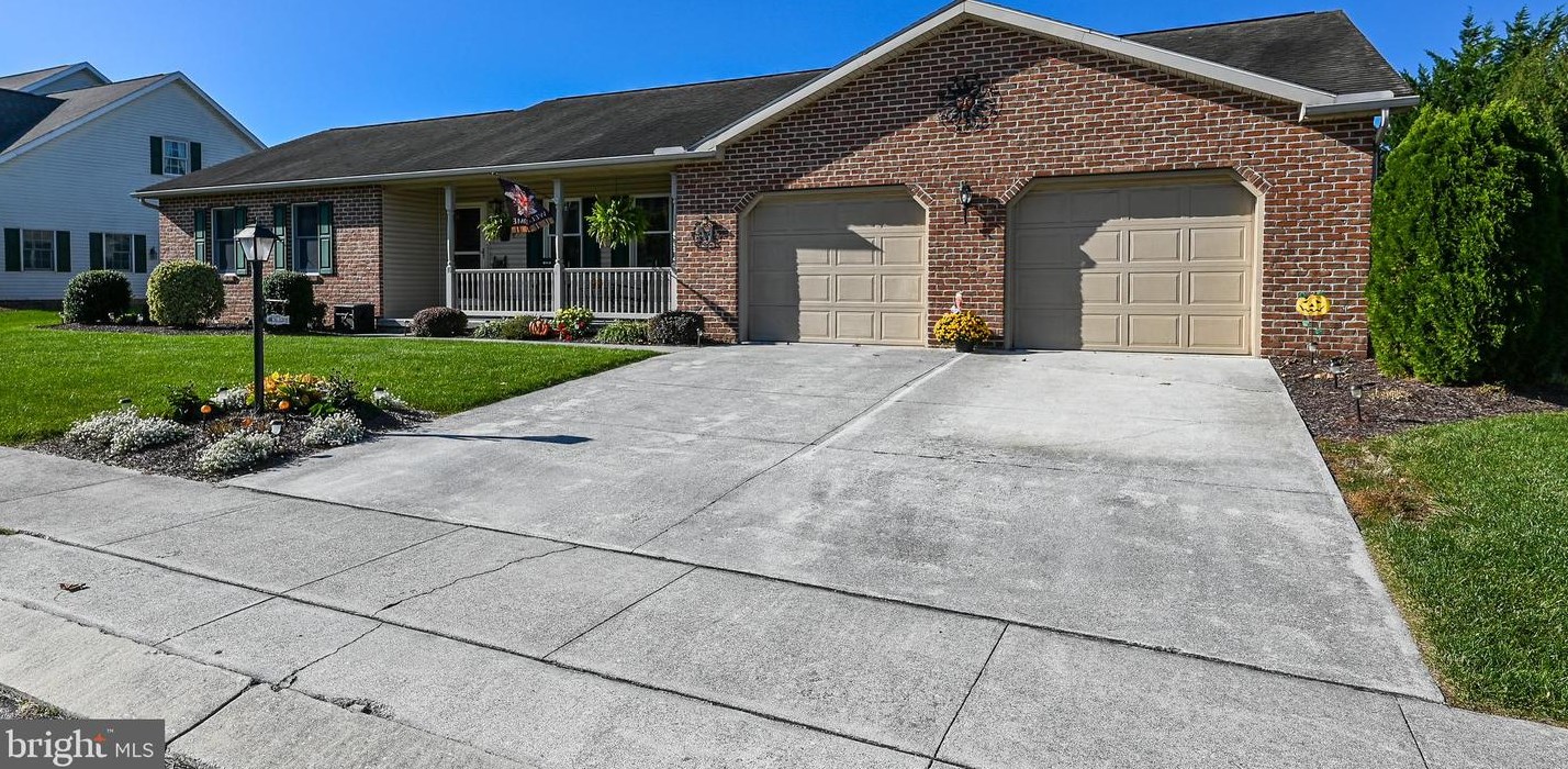 10 Chinkapin Dr, New Oxford, PA 17350-9348