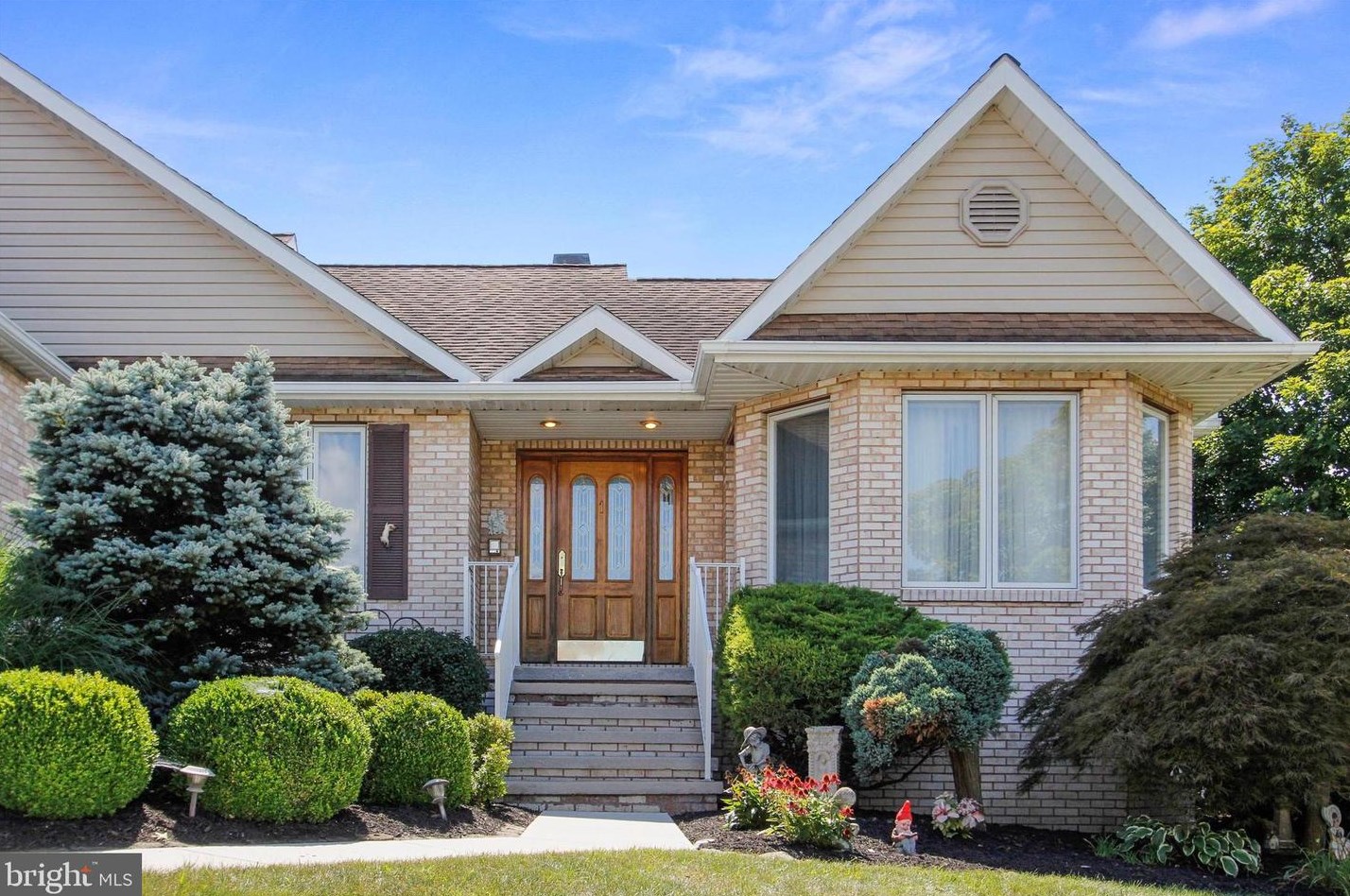 1 Ashfield Dr, Littlestown, PA 17340
