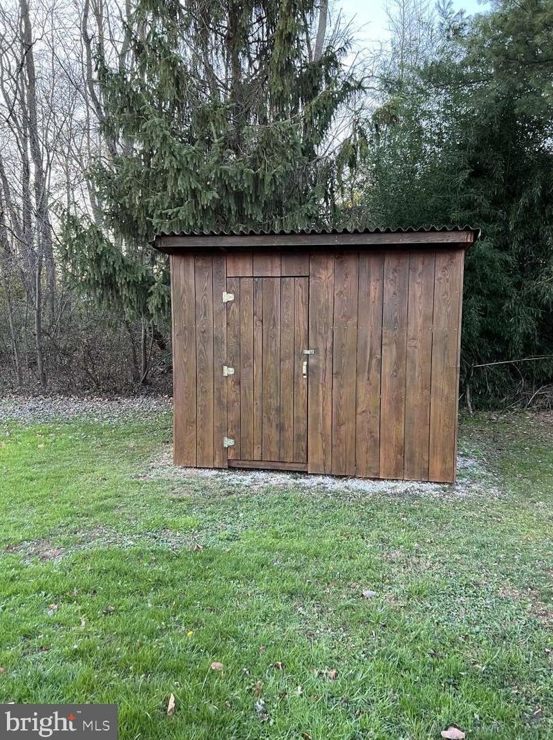 69 Locust Ln, New Oxford, PA 17350-9545