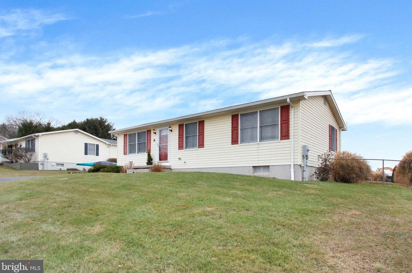 34 W Locust Ln, New Oxford, PA 17350