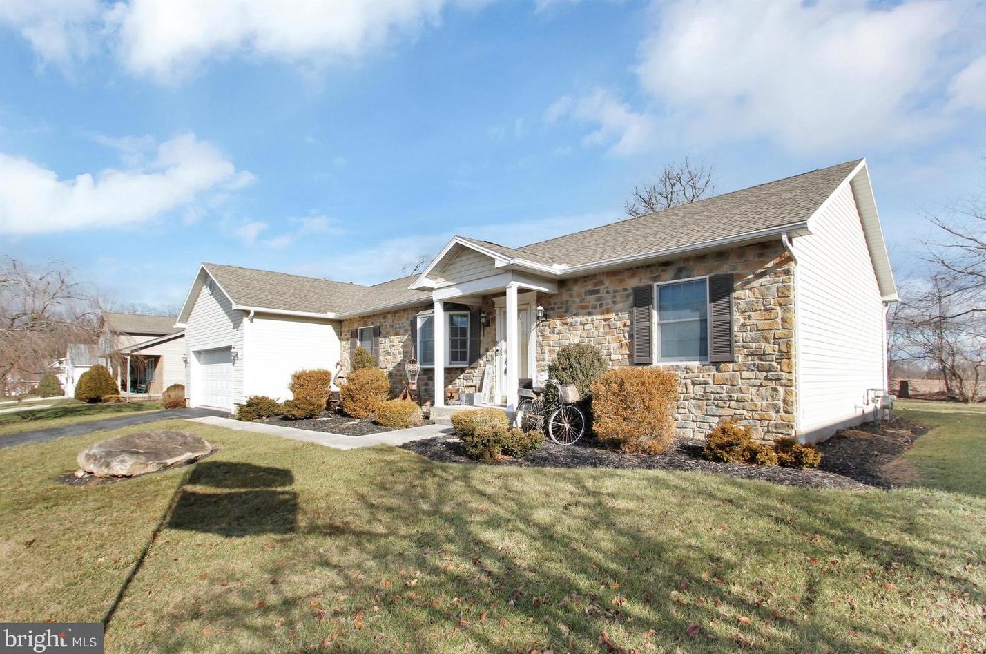 11 Chinkapin Dr, New Oxford, PA 17350