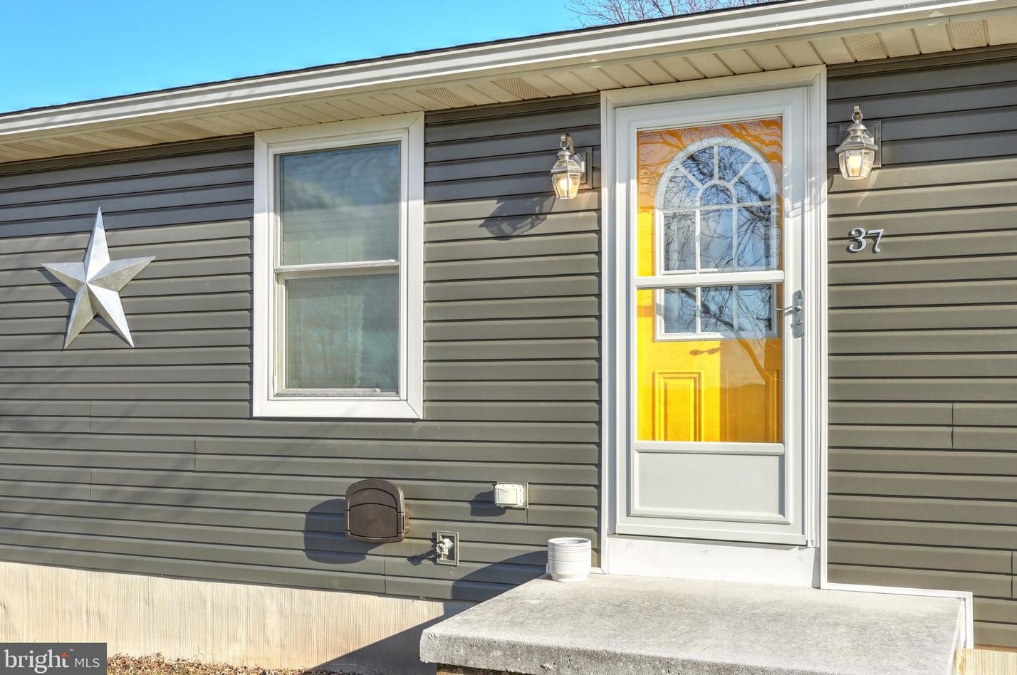 37 Locust Ln, New Oxford, PA 17350-9545