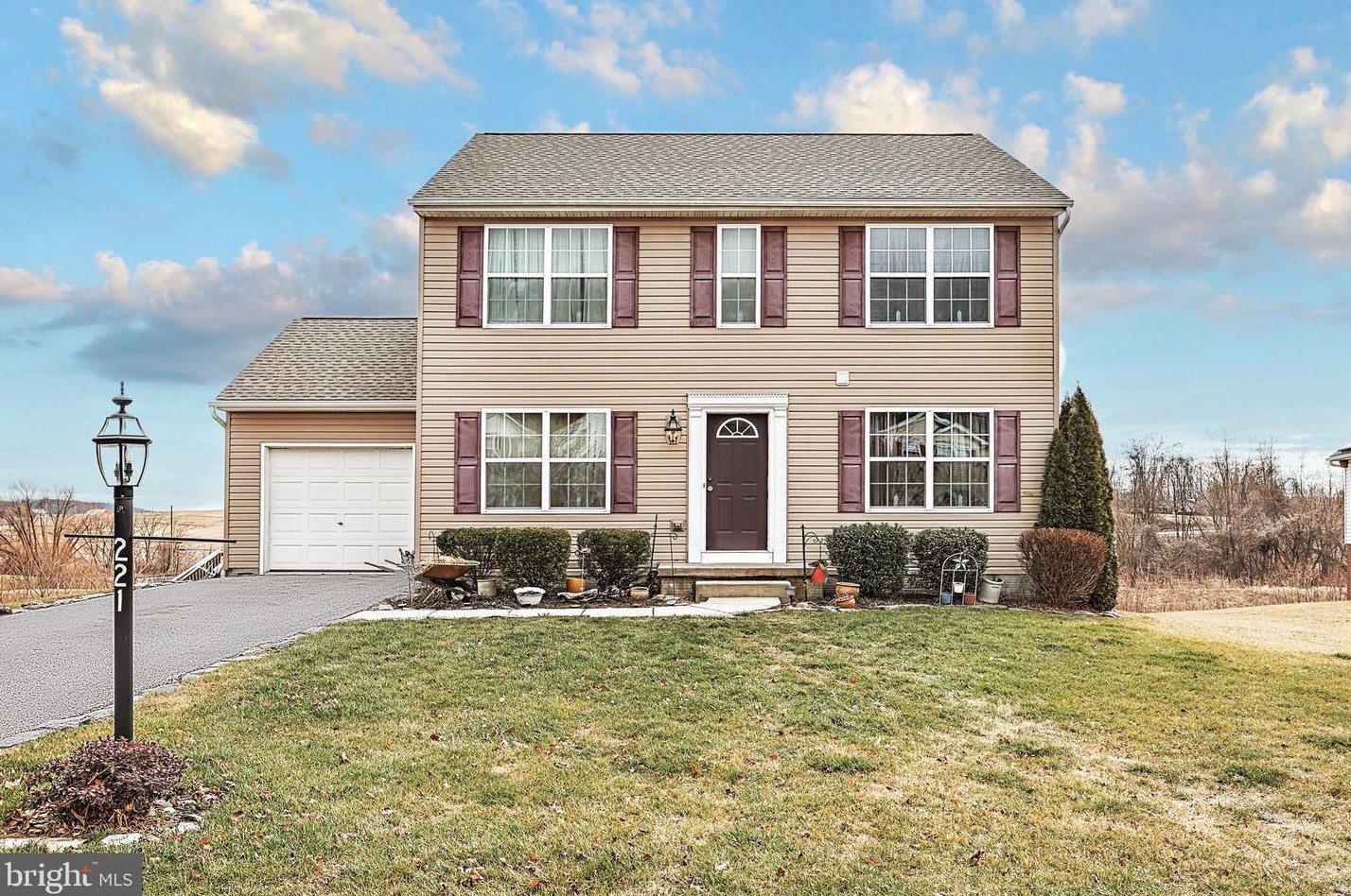 221 W Imperial Dr, Center Mills, PA 17304