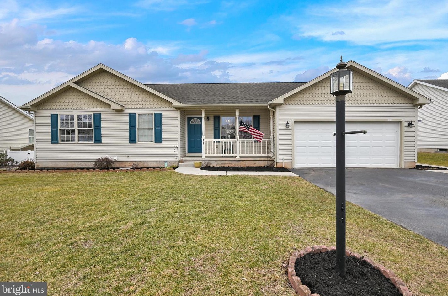 295 Matthew Dr, New Oxford, PA 17350-8870