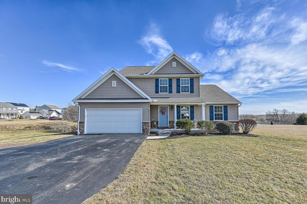 239 W Imperial Dr, Center Mills, PA 17304