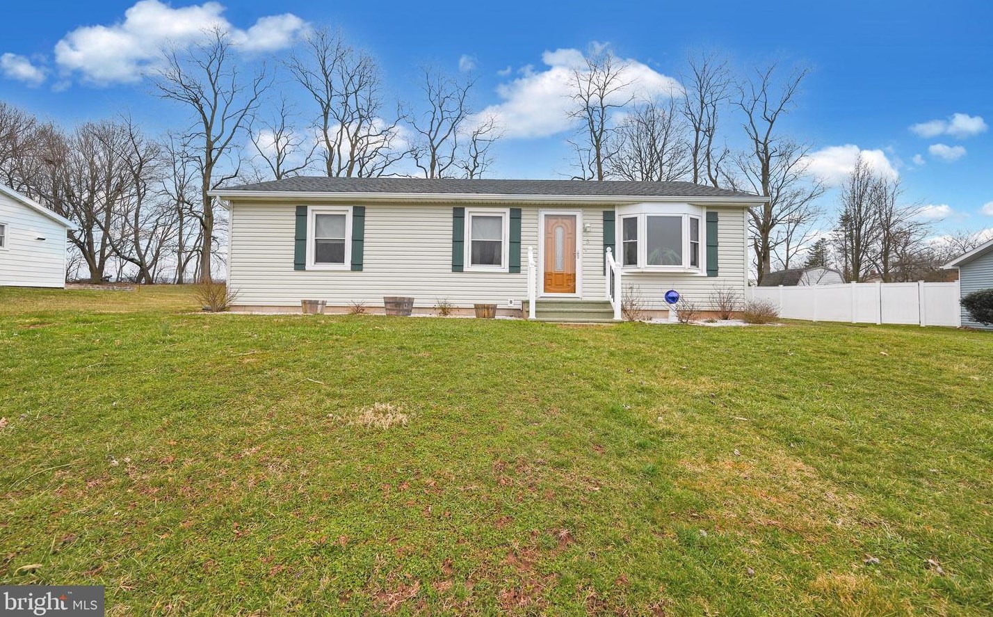 5 Locust Ln, New Oxford, PA 17350-9545