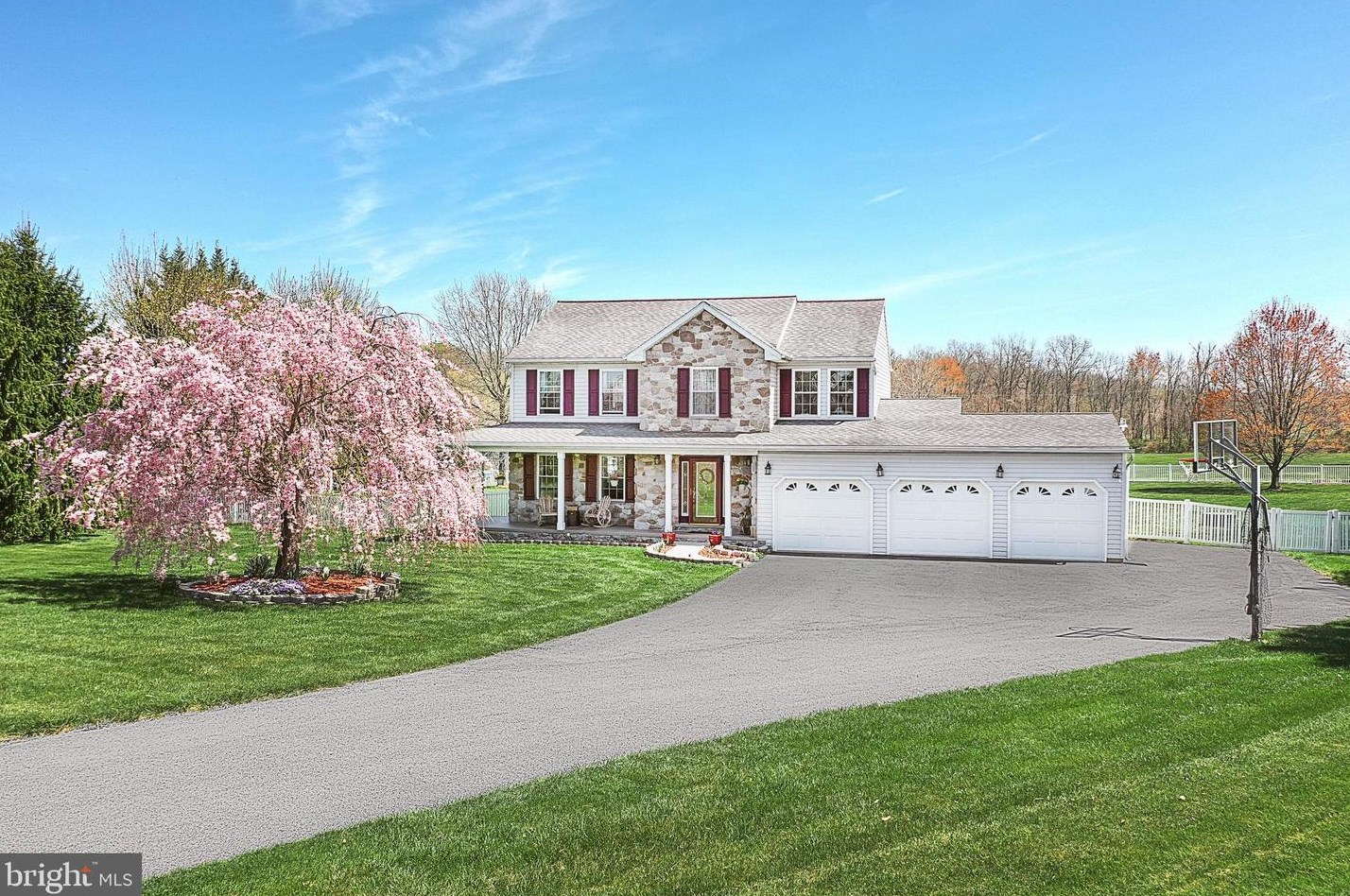 25 Creek View Dr, Littlestown, PA 17340