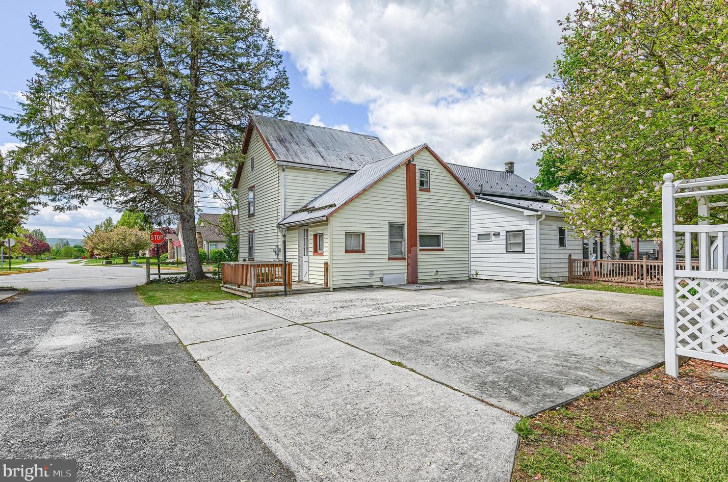 27 Water St, Charnita, PA 17320