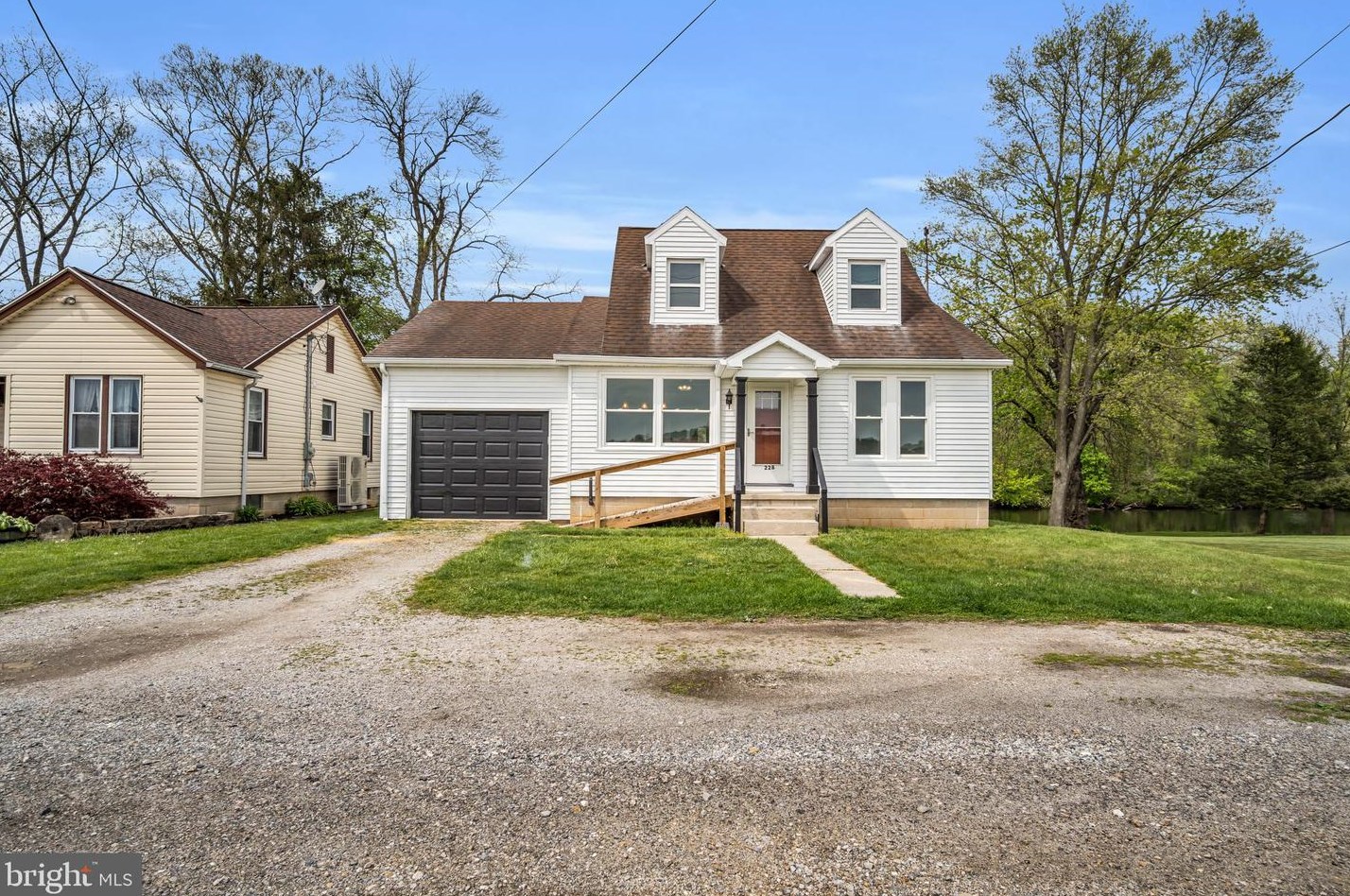 228 Cottage Dr, New Oxford, PA 17350-9402