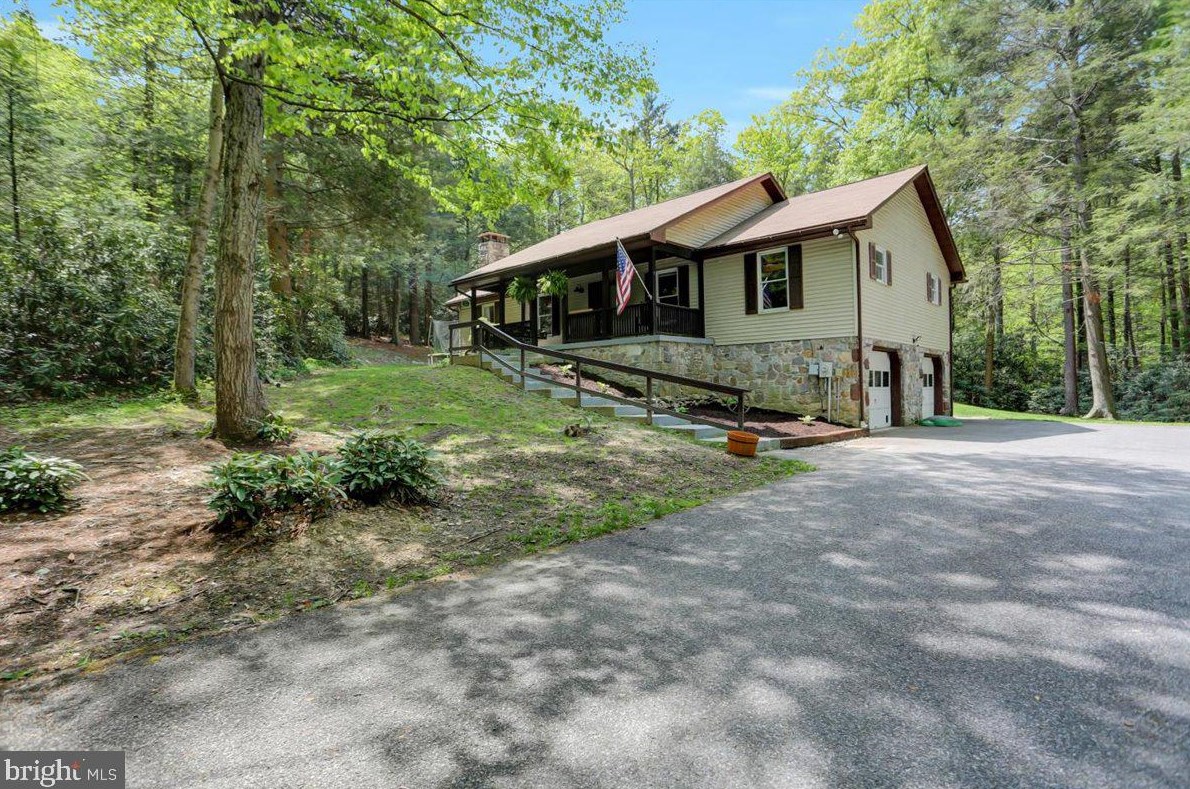 15 Rhododendron Dr, Orrtanna, PA 17353