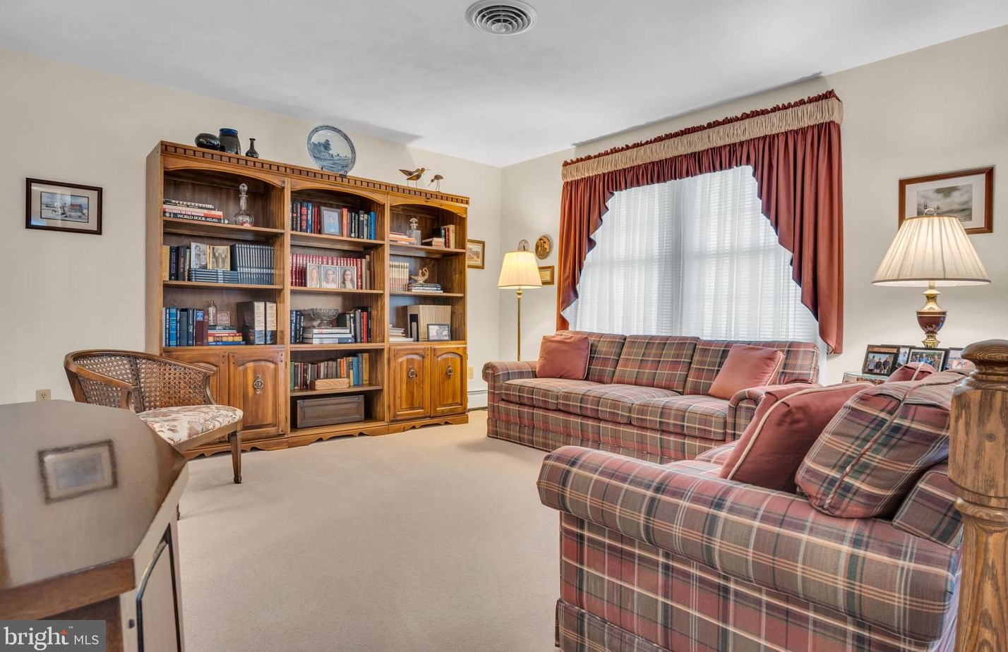 72 Lake View Dr, Gettysburg, PA 17325