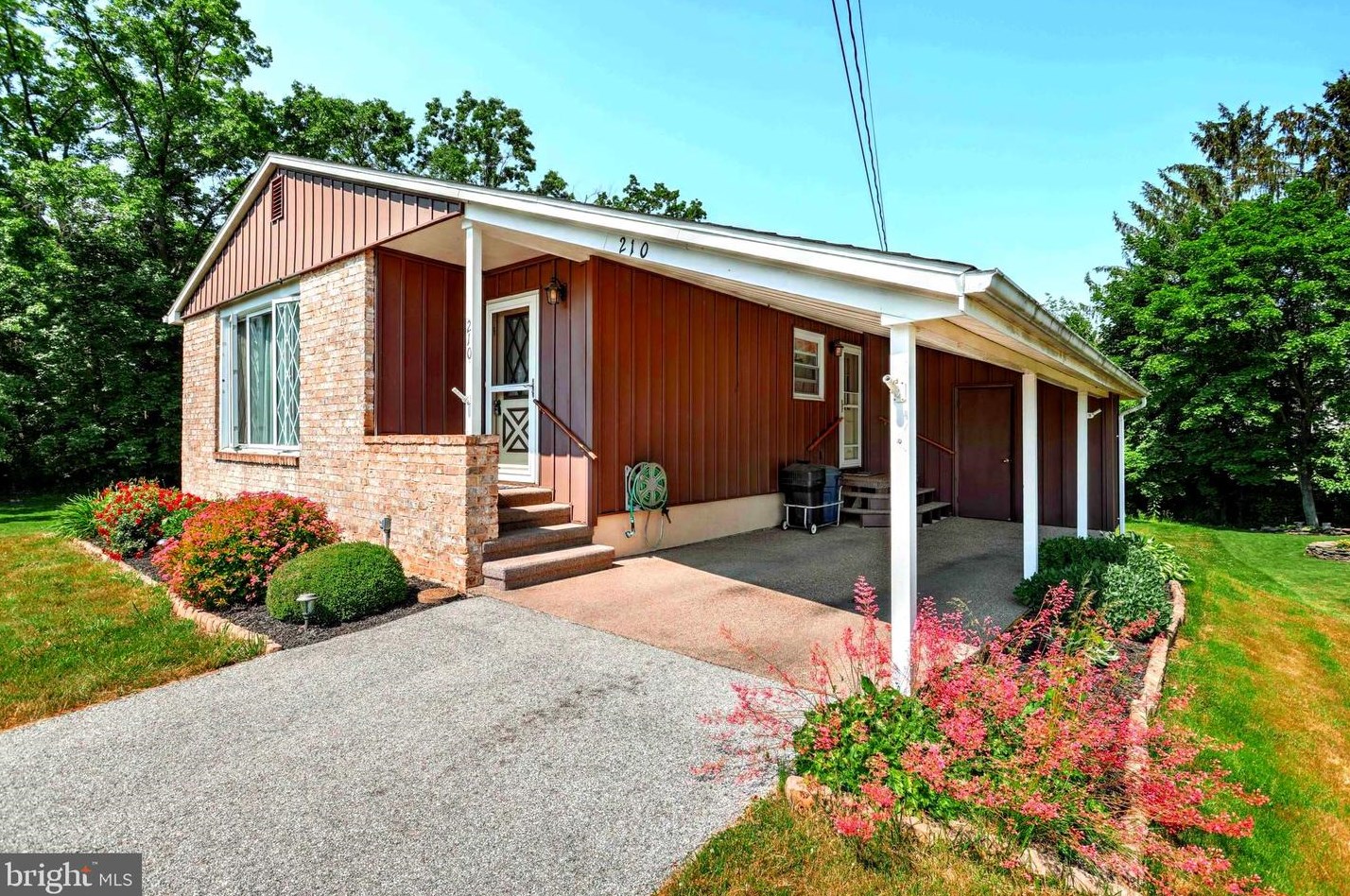 210 Confederate Dr, Gettysburg, PA 17325-8419