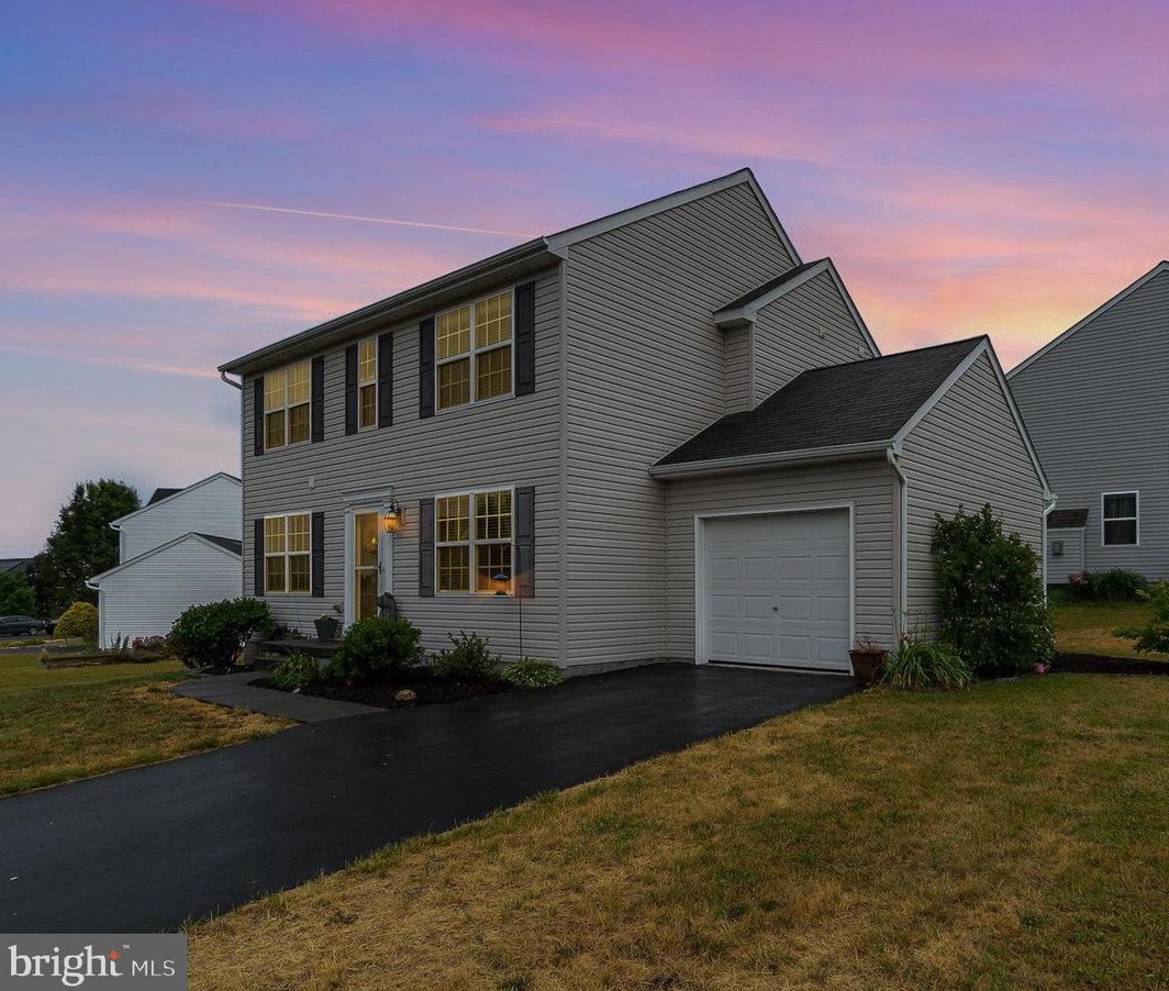 242 W Imperial Dr, Center Mills, PA 17304