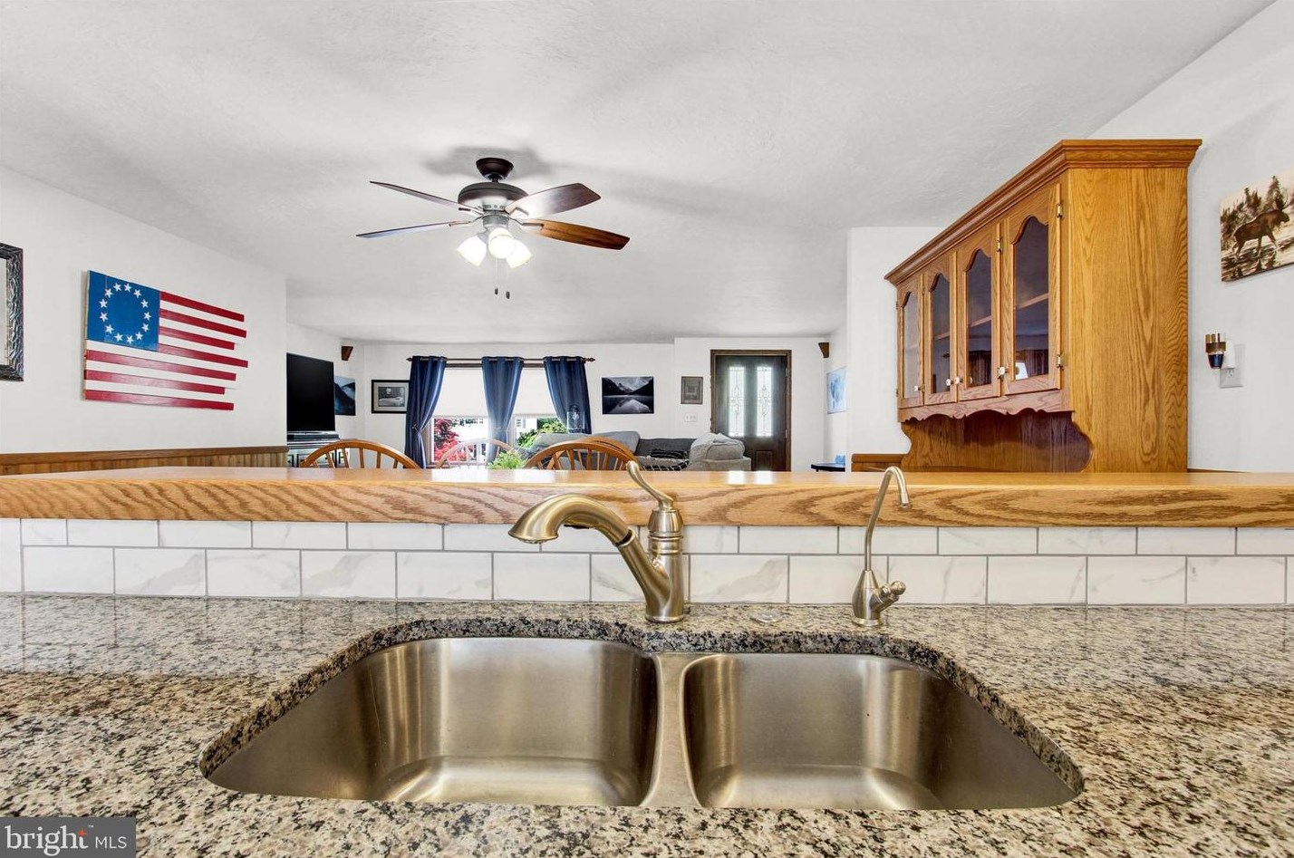 575 Lake Meade Dr, East Berlin PA  17316-9326 exterior