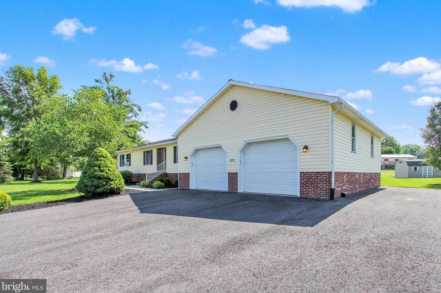 575 Lake Meade Dr, East Berlin, PA 17316