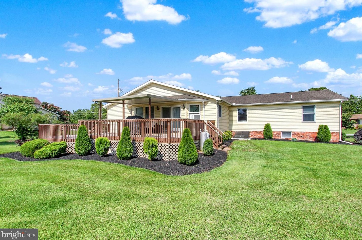 575 Lake Meade Dr, East Berlin PA  17316-9326 exterior
