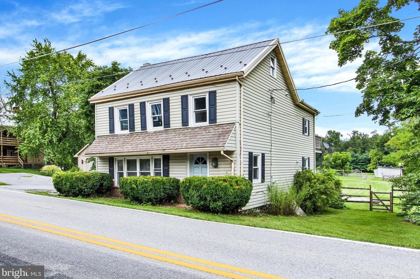 1967 Oxford Rd, New Oxford, PA 17350-8817