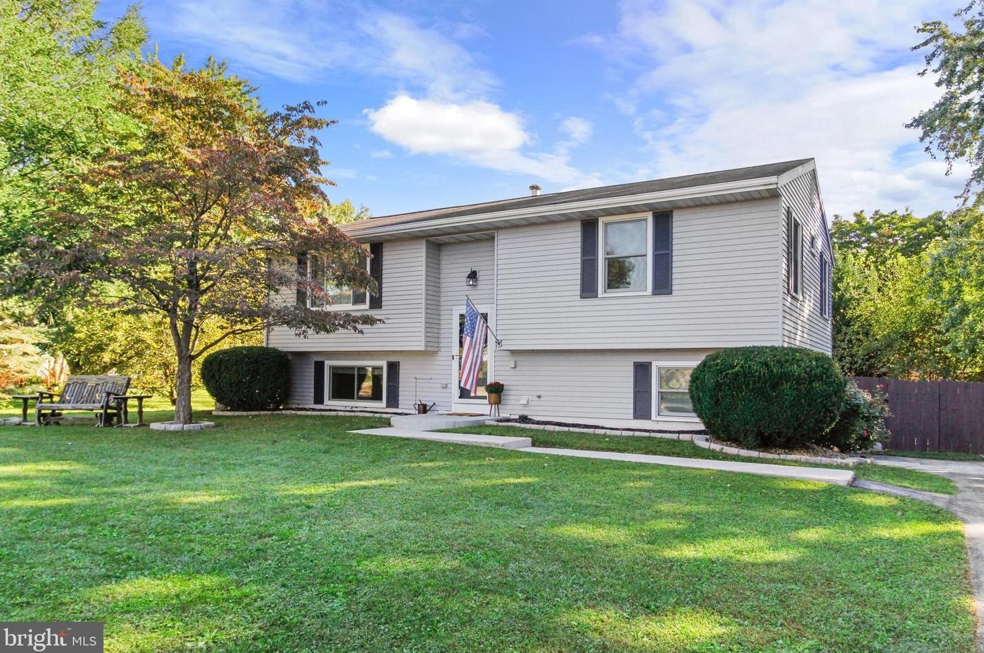 4 Paradise Ct, New Oxford, PA 17350-9435