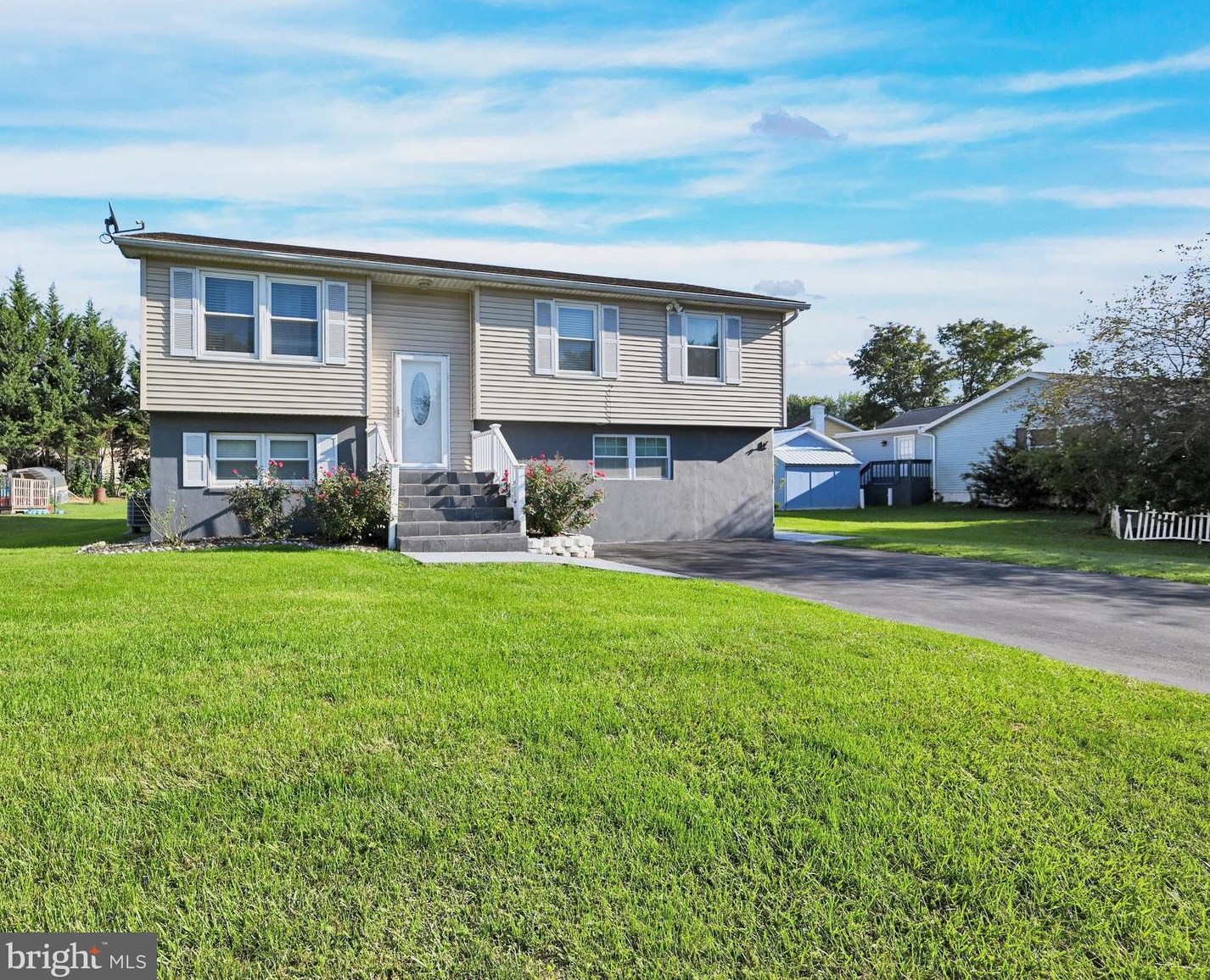 64 Locust Ln, New Oxford, PA 17350-9557