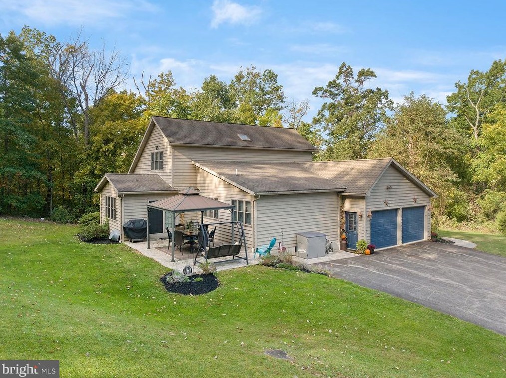 685 Racetrack Rd, Abbottstown, PA 17301-9582