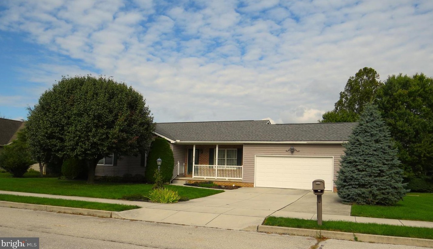 512 Parkway Dr, Littlestown, PA 17340