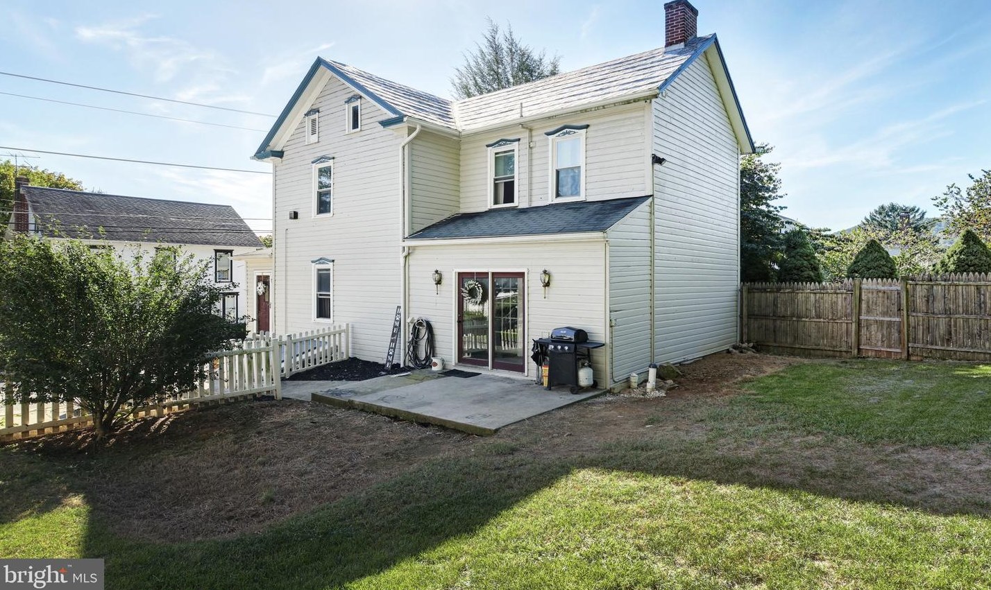 122 Park St, Center Mills, PA 17304