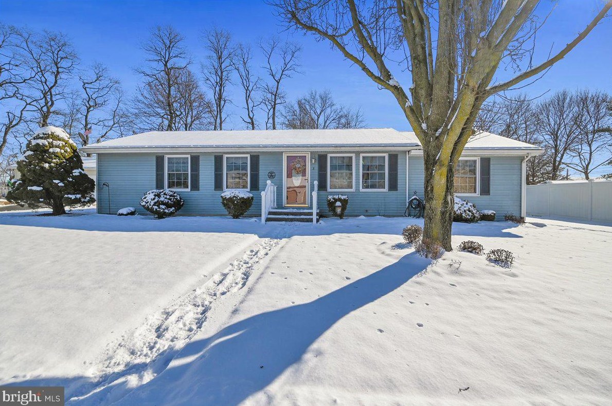 3 Locust Ln, New Oxford, PA 17350-9545