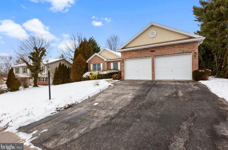 308 Drummer Dr, New Oxford, PA 17350