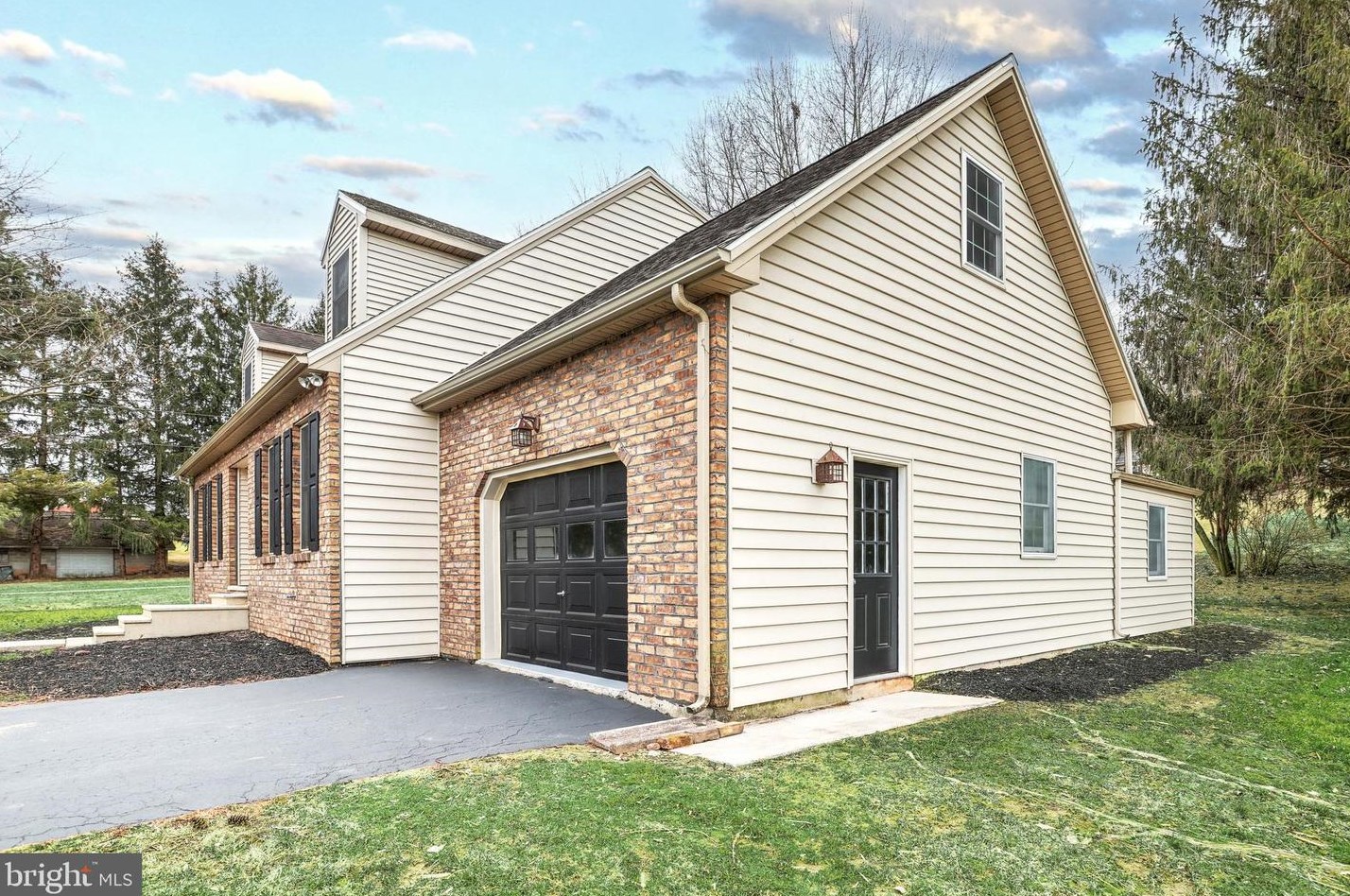 665 Abbottstown Pike, Abbottstown PA  17301-9784 exterior