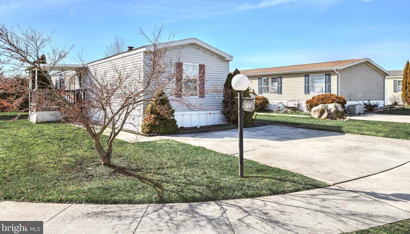 69 Hampshire Dr, New Oxford, PA 17350-8756