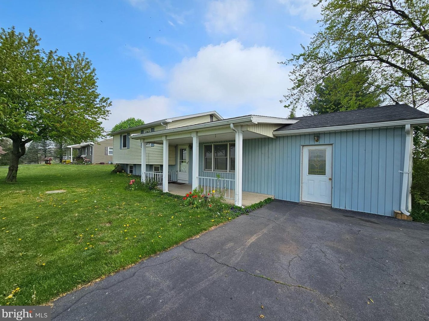 725 Littlestown Rd, Littlestown PA 17340-9621 exterior