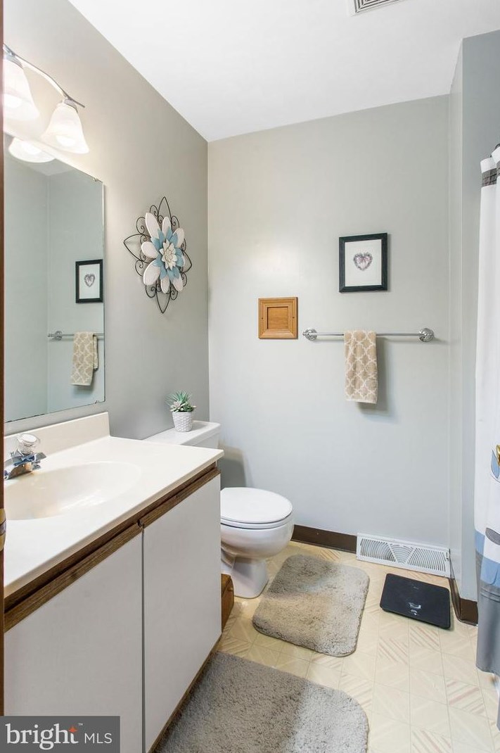 231 Lincoln Dr, Hanover PA 17331-4906 exterior