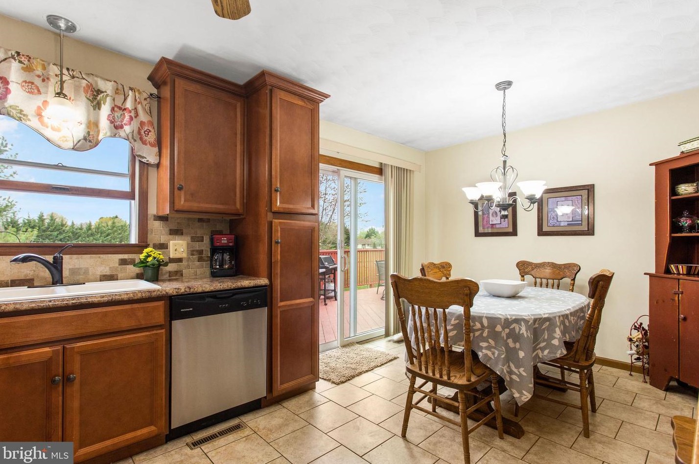 231 Lincoln Dr, Hanover PA 17331-4906 exterior